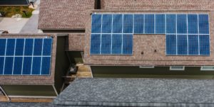 techo con paneles solares e solar